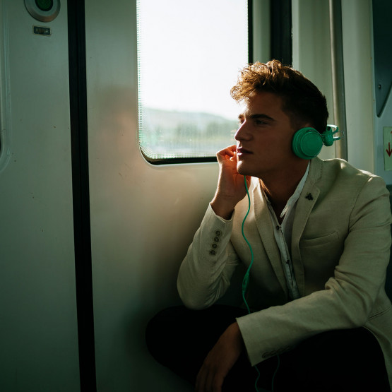 Mężczyzna w pociągu, ilustracja do artykułu