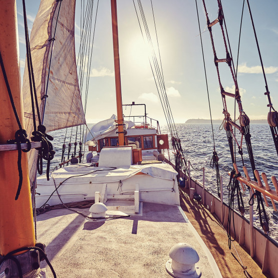 Widok na deck jachtu, ilustracja do artykuły o JSM