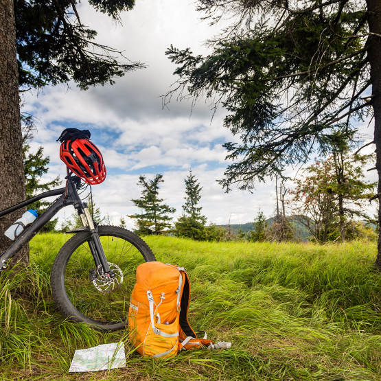 Rower górki i ekwipunek wycieczkowy, ilustracja